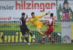 Unions Grischa Prömel (l) macht das Tor zum 0:1 - Freiburgs Torwart Florian Müller (M) kann den Ball nicht parieren. Foto: Sebastian Gollnow/dpa