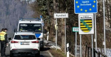 Deutsche Polizeibeamte kontrollieren ein Fahrzeug am tschechisch-deutschen Grenzübergang Petrovice/Bahratal im Erzgebirge. Foto: Ondøej Hájek/CTK/dpa