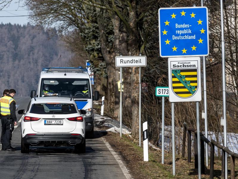 Deutsche Polizeibeamte kontrollieren ein Fahrzeug am tschechisch-deutschen Grenzübergang Petrovice/Bahratal im Erzgebirge. Foto: Ondøej Hájek/CTK/dpa