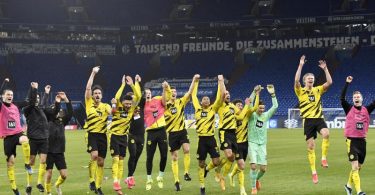 Die Dortmunder Spieler feierten nach dem Derby-Sieg. Foto: Martin Meissner/Pool AP/dpa