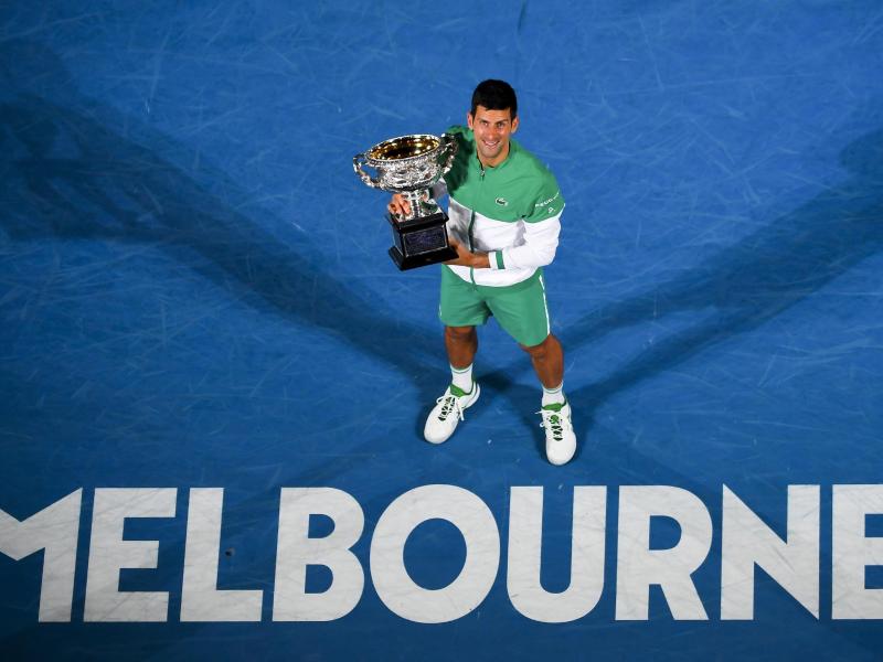 Hat zum neunten Mal die Australian Open gewonnen: Novak Djokovic hält nach seinem Sieg im Finale den Pokal in den Händen. Foto: James Ross/AAP/dpa