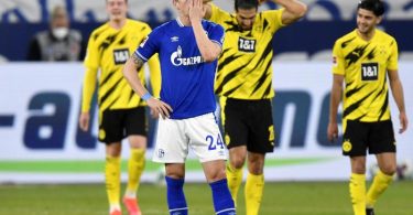 Der Schalker Bastian Oczipka (v.) ist nach einem Gegentreffer im Derby bedient. Foto: Martin Meissner/Pool AP/dpa