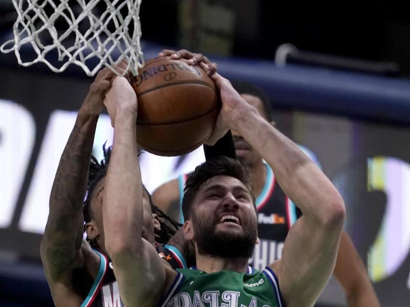 Maxi Kleber (v) verletzte sich beim NBA-Heimsieg der Dallas Mavericks gegen die Memphis Grizzlies am Fuß. Foto: Tony Gutierrez/AP/dpa