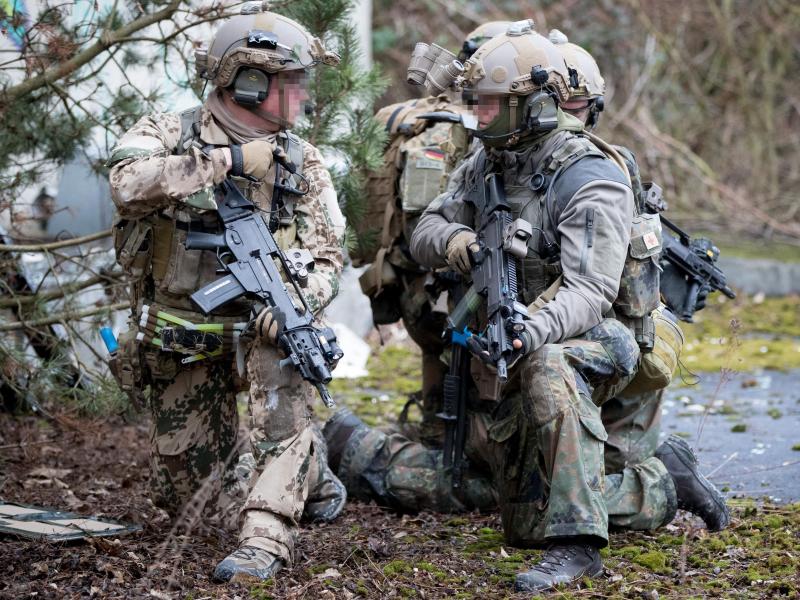 Bundeswehrsoldaten der Eliteeinheit Kommando Spezialkräfte (KSK) trainieren den Häuserkampf und eine Geiselbefreiung. Foto: picture alliance / Kay Nietfeld/dpa