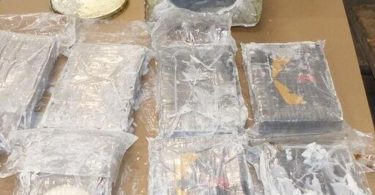 Mehr als 16 Tonnen Kokain hat der Zoll am 12. Februar unter Blechdosen mit Spachtelmasse gefunden. Foto: -/Zollfahndungsamt Hamburg/dpa