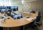 Thomas Bach (r), Präsident des Internationalen Olympischen Komitees (IOC), nimmt an der Sitzung der Exekutive des IOC per Video teil. Foto: Greg Martin/IOC/dpa