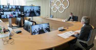 Thomas Bach (r), Präsident des Internationalen Olympischen Komitees (IOC), nimmt an der Sitzung der Exekutive des IOC per Video teil. Foto: Greg Martin/IOC/dpa