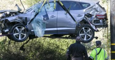 Das demolierte Unfallauto von Tiger Woods beim Abtransport. Foto: Ringo H.W. Chiu/AP/dpa