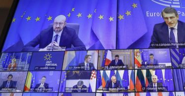Ein Bildschirm zeigt Charles Michel (l, oben), Präsident des Europäischen Rates, der per Video an einem EU-Sondergipfel teilnimmt. Foto: Olivier Hoslet/Pool EPA/AP/dpa