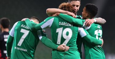 Die Spieler von Werder Bremen feiern den Sieg über Eintracht Frankfurt. Foto: Carmen Jaspersen/dpa