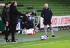 War genervt vom Verhalten von Bremens Trainer Florian Kohfeldt (l): Eintracht-Coach Adi Hütter. Foto: Carmen Jaspersen/dpa