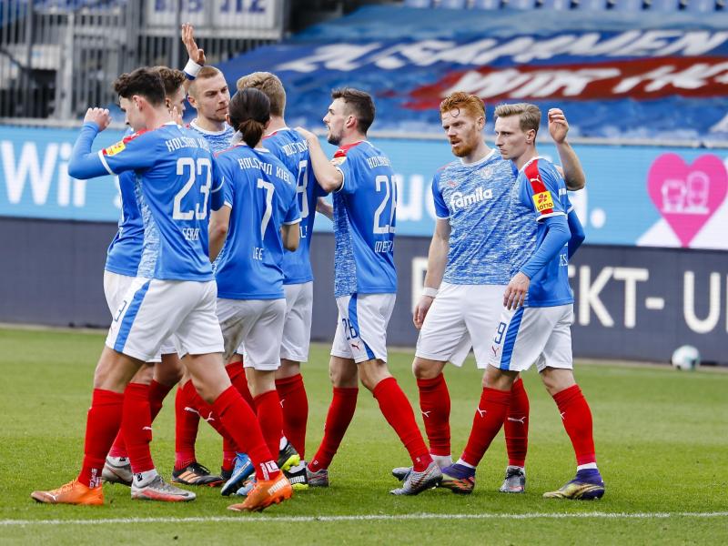 Die Spieler von Holstein Kiel feiern den Sieg gegen Erzgebirge Aue. Foto: Frank Molter/dpa