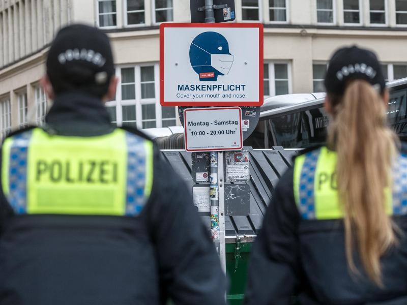 Polizisten in der Hamburger Innenstadt. In der Hansestadt ist eine verschärfte Maskenpflicht in Kraft getreten. Foto: Markus Scholz/dpa