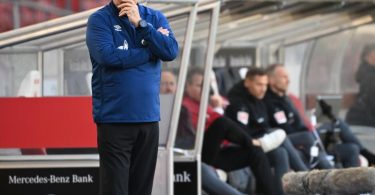 S04-Trainer Christian Gross verfolgt das Spiel - am Ende heißt es aus Schalker Sicht 1:5. Foto: Sebastian Gollnow/dpa