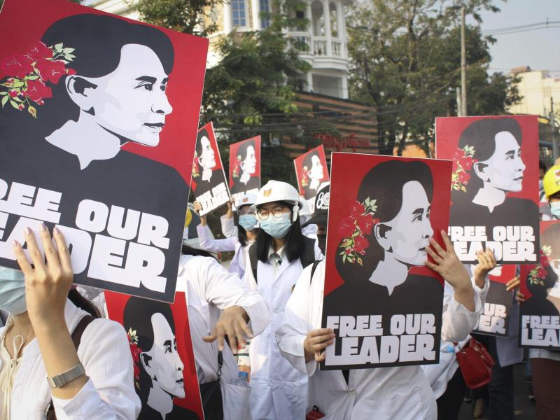 Studenten halten Bilder der abgesetzten myanmarischen Führerin hoch: Aung San Suu Kyis Aufenthaltsort ist derzeit unbekannt - das Militär habe sie an einen unbekannten Ort gebracht, berichten Medien. Foto: -/AP/dpa
