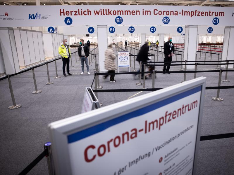 Keine Schlangen: Der Eingangsbereich des Corona-Impfzentrums in den Hamburger Messehallen. Foto: Christian Charisius/dpa