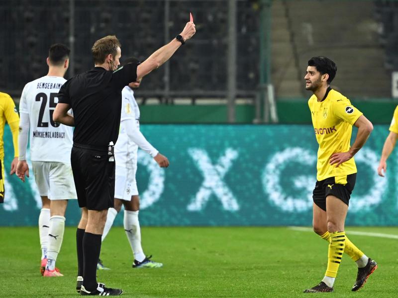 Schiedsrichter Sascha Stegemann zeigt Dortmunds Mahmoud Dahoud die Gelb-Rote Karte. Foto: Federico Gambarini/dpa-Pool/dpa