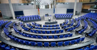 Der Sportausschuss des Bundestages präsentierte die 103 Seiten starke 'Nationale Strategie Sportgroßveranstaltungen'. Foto: Michael Kappeler/dpa