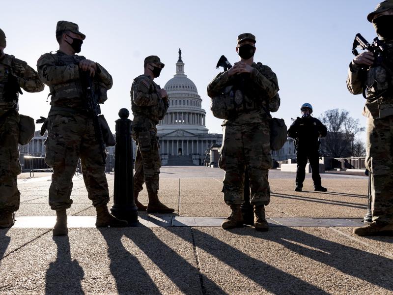 US-Sicherheitskräfte haben nach Hinweisen auf einen möglichen erneuten Angriff auf das US-Kapitol die Sicherheitsvorkehrungen am Sitz des Kongresses verschärft. Foto: J. Scott Applewhite/AP/dpa