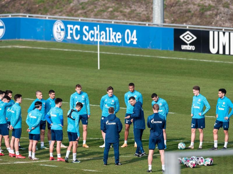 Auf Schalke setzt man die Hoffnung auf einen neuen Trainer: Dimitrios Grammozis (M) stimmt die Spieler ein. Foto: Fabian Strauch/dpa