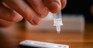 Von Beginn der Woche an sollen alle, die es wollen, ohne besonderen Anlass untersuchen können, ob sie mit dem Coronavirus infiziert sind und möglicherweise andere anstecken könnten. Foto: Zacharie Scheurer/dpa