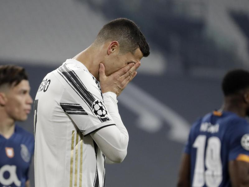 Juventus-STarspieler Cristiano Ronaldo kann das Aus nicht fassen. Foto: Luca Bruno/AP/dpa