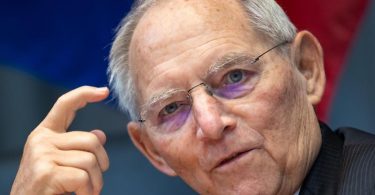 Bundestagspräsident Wolfgang Schäuble ist für eine Corona-Impfung bei Olympia-Startern. Foto: Bernd von Jutrczenka/dpa