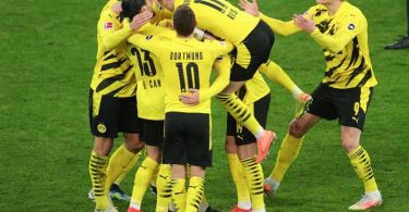 Dortmunds Spieler bejubeln das Führungstor von Julian Brandt (verdeckt). Foto: Friedemann Vogel/EPA-Pool/dpa