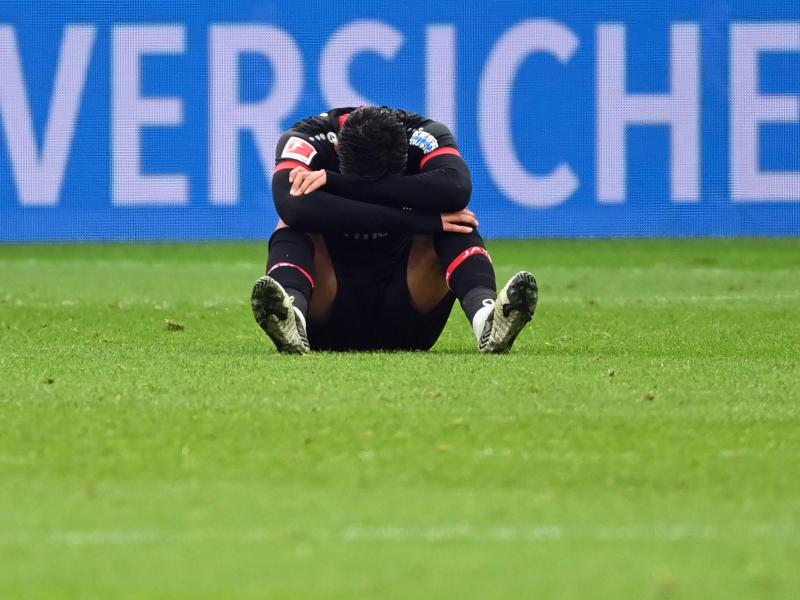 Nadiem Amiri und Bayer Leverkusen wirken nach der Niederlage gegen Bielefeld ratlos. Foto: Ina Fassbender/AFP-Pool/dpa