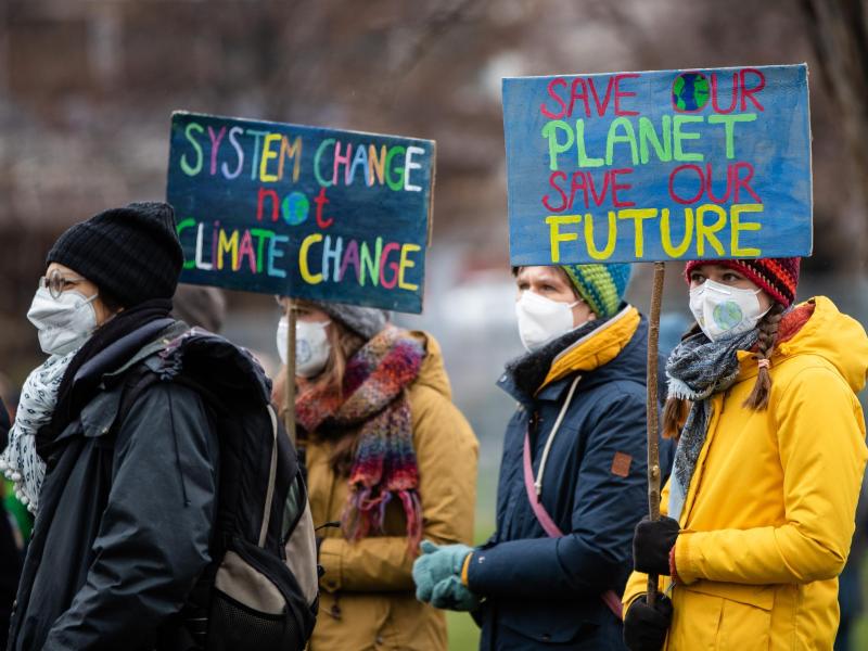 Unterstützer der Bewegung "Fridays for Future" haben mit verschiedenen Aktionen für eine bessere Klimaschutzpolitik demonstriert. Foto: Christoph Schmidt/dpa
