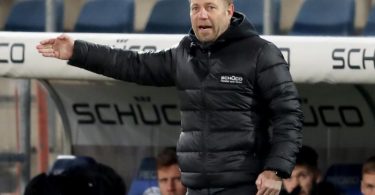 Ärgert sich über das Gegentor: Bielefelds Trainer Frank Kramer. Foto: Friso Gentsch/dpa