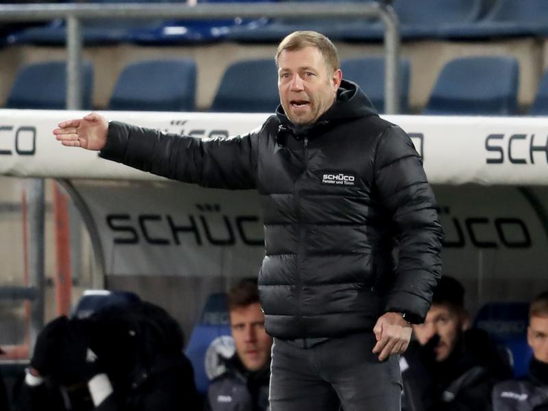 Ärgert sich über das Gegentor: Bielefelds Trainer Frank Kramer. Foto: Friso Gentsch/dpa
