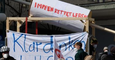 Eine symbolische Impfspritze ist bei einer Kundgebung des «Bündnis gegen Rechts» im Vorfeld einer Kundgebung unter dem Motto «Freie Bürger Kassel - Grundrechte und Demokratie» zu sehen. Foto: Swen Pförtner/dpa
