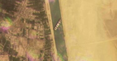 Dieses Satellitenbild zeigt das Frachtschiff MV Ever Given, das im Suezkanal auf Grund gelaufen ist. Foto: Planet Labs Inc./Planet Labs Inc./AP/dpa