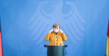 Bundeskanzlerin Angela Merkel hat eine geplante strikte Osterruhe unter massiver Kritik aufgehoben. Foto: Stefanie Loos/AFP Pool/dpa