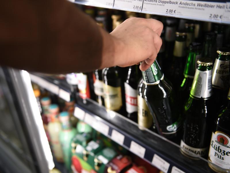 Die Deutschen trinken in der Corona-Krise weniger Alkohol. Experten sehen den Grund in den geschlossenen Gaststätten. Foto: Sven Braun/dpa