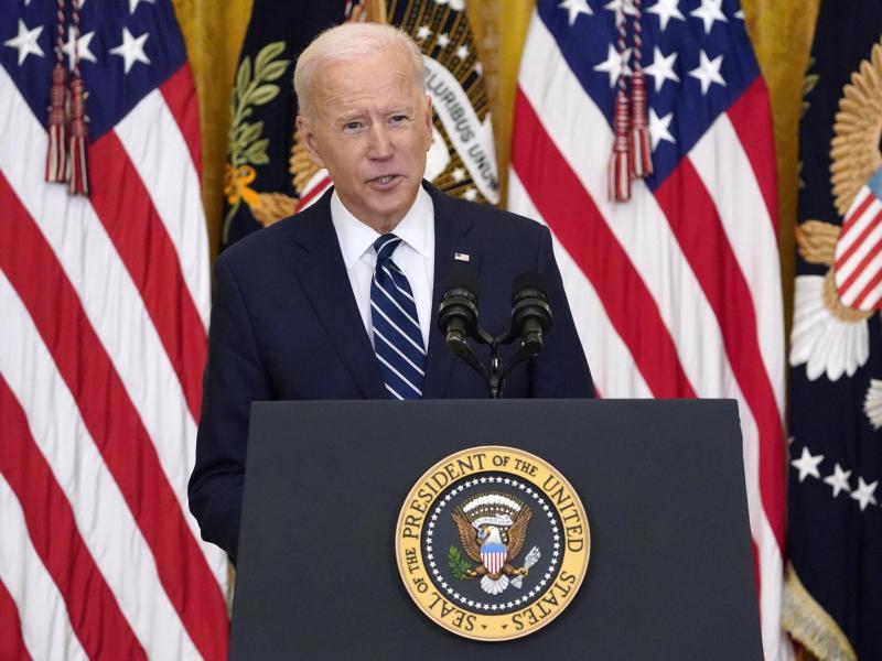US-Präsident Joe Biden spricht bei der ersten formellen Pressekonferenz seiner Amtszeit im East Room des Weißen Hauses. Foto: Evan Vucci/AP/dpa