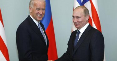 Joe Biden (l), damaliger Vizepräsident der USA, gibt Wladimir Putin, Präsident von Russland, die Hand. Foto: Alexander Zemlianichenko/AP/dpa