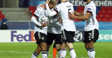 Gefeierter Mann: Lukas Nmecha (l) rettete Deutschlands U21 einen Remis gegen die Niederlande. Foto: Csaba Domotor/dpa