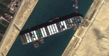 Das festgesetzte Containerschiff «Ever Given» blockiert weiterhin den Suezkanal. Foto: Uncredited/©Maxar Technologies/AP/dpa
