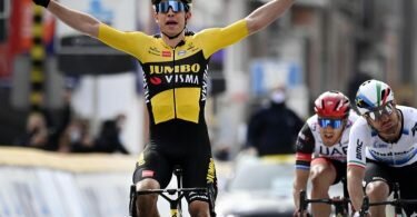 Der Belgier Wout van Aert vom Team Jumbo-Visma jubelt bei der Zieleinfahrt über seinen Sieg. Foto: David Stockman/BELGA/dpa