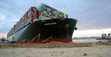 Das Containerschiff «Ever Given» hat im Suezkanal tagelang die wichtige Schifffahrtsstraße zwischen Asien und Europa blockiert. Foto: Suez Canal Authority/dpa