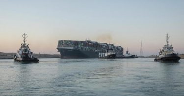 Das 400 Meter lange Schiff ist wieder in schwimmenden Zustand gebracht worden. Foto: -/Suez Canal Authority/dpa