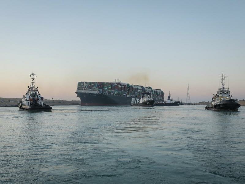 Das 400 Meter lange Schiff ist wieder in schwimmenden Zustand gebracht worden. Foto: -/Suez Canal Authority/dpa