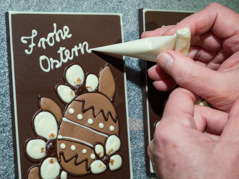 In der Confiserie Felicitas schreibt man schon mal «Frohe Ostern» auf die Schokoladentafeln. Foto: Patrick Pleul/dpa-Zentralbild/ZB