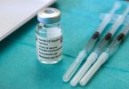 Drei vorbereitete Spritzen mit dem Corona-Impfstoff AstraZeneca liegen in einer Hausarztpraxis. Foto: Jens Büttner/dpa-Zentralbild/dpa