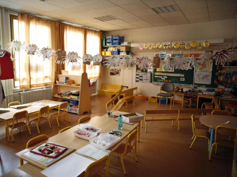 Ein Klassenzimmer in einer Pariser Schule. Erstmals im laufenden Schuljahr bleiben die Schulen in Frankreich zu. Foto: Thibault Camus/AP/dpa