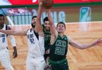 Deutsches Duell: Maxi Kleber (l) behielt mit den Dallas Mavericks gegen Moritz Wagner und die Boston Celtics die Oberhand. Foto: Charles Krupa/AP/dpa