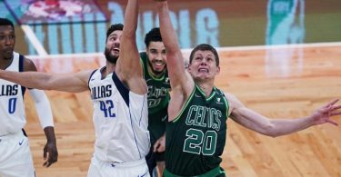 Deutsches Duell: Maxi Kleber (l) behielt mit den Dallas Mavericks gegen Moritz Wagner und die Boston Celtics die Oberhand. Foto: Charles Krupa/AP/dpa