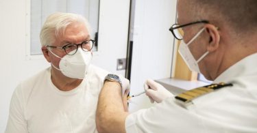 Bundespräsident Frank-Walter Steinmeier (l.) wird im Bundeswehrkrankenhaus mit dem Astrazeneca-Impfstoff geimpft. Foto: Steffen Kugler/Bundesregierung/dpa